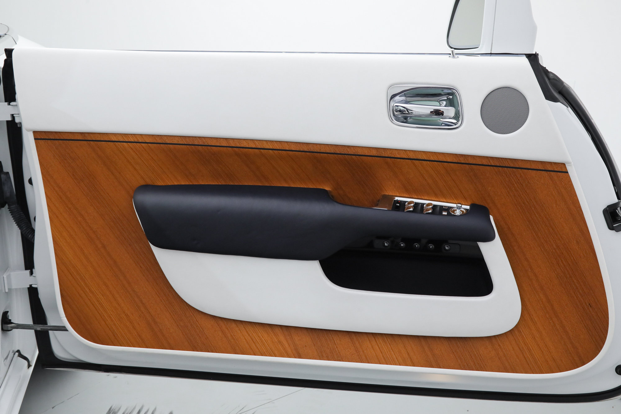Used 2017 Rolls-Royce Dawn RWD image 29