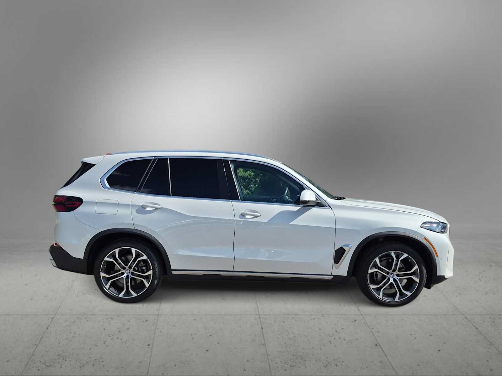 Used 2025 BMW X5 xDrive40i w/ Parking Assistance Package AWD/4WD image 9