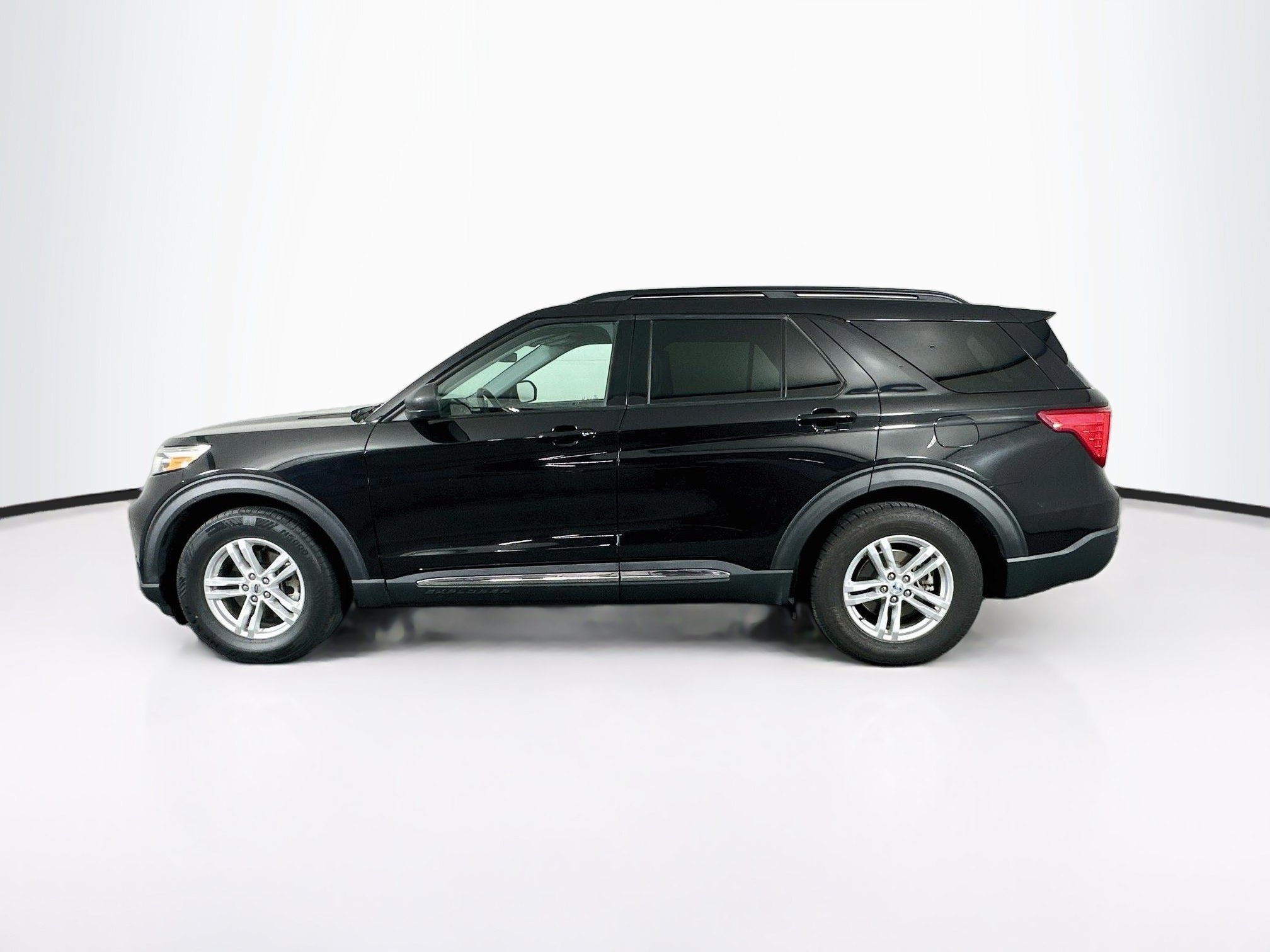 Used 2023 Ford Explorer XLT w/ Equipment Group 202A RWD image 4