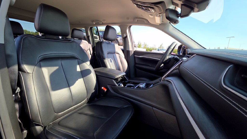 Used 2023 Jeep Grand Cherokee Limited AWD/4WD image 13