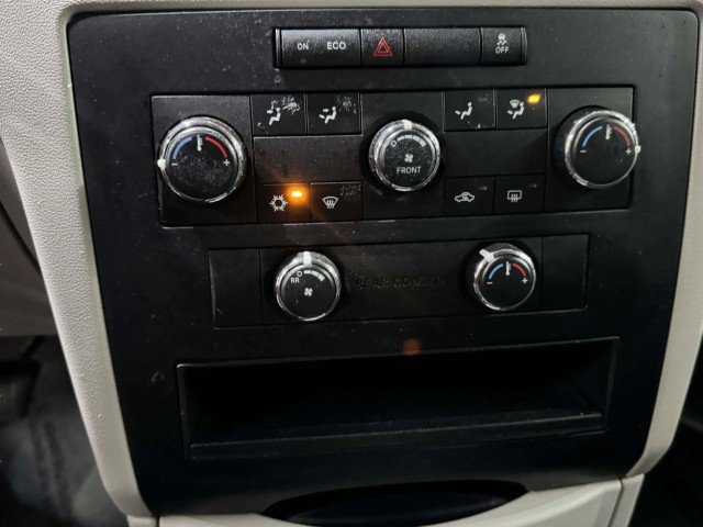 Used 2012 Volkswagen Routan S image 28