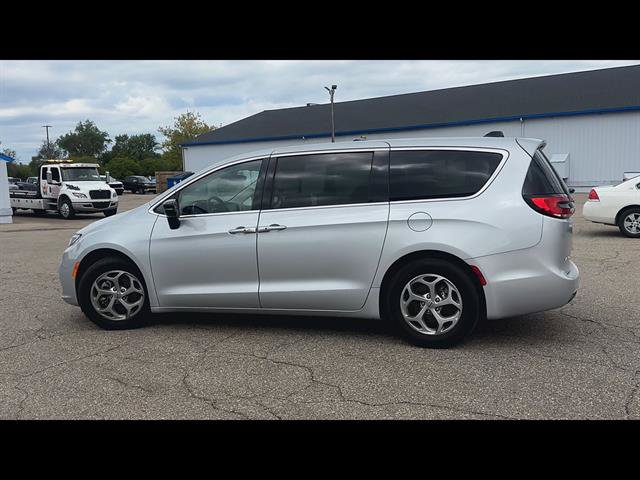 Used 2024 Chrysler Pacifica Limited FWD image 31
