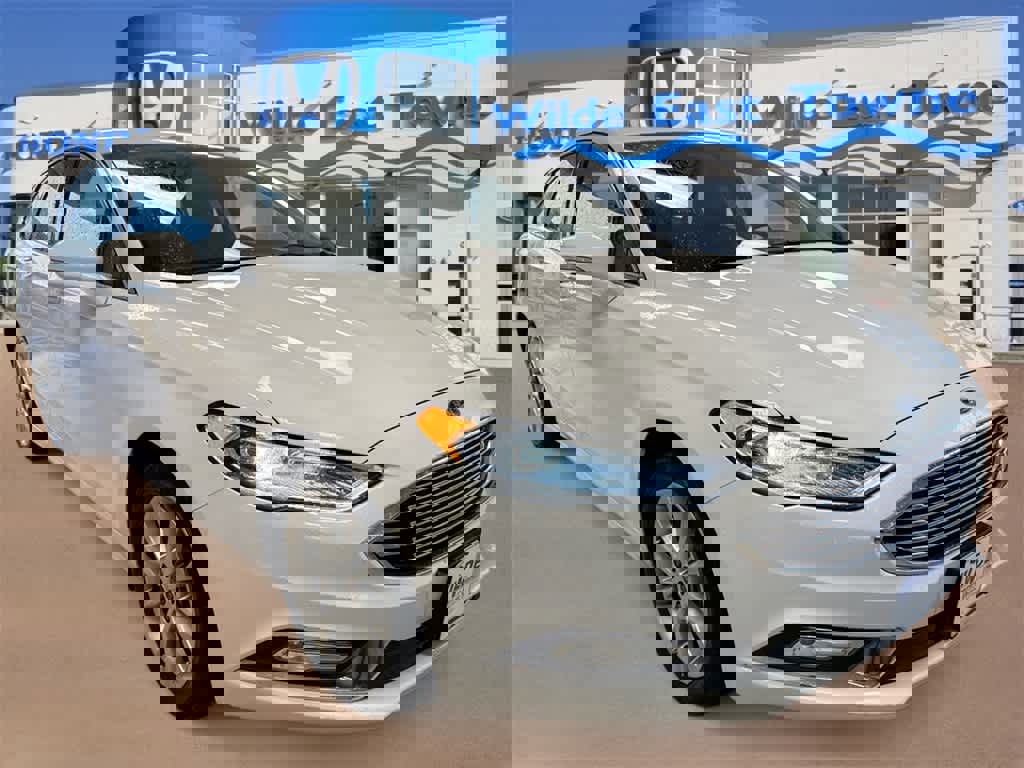 Used 2017 Ford Fusion SE image 2