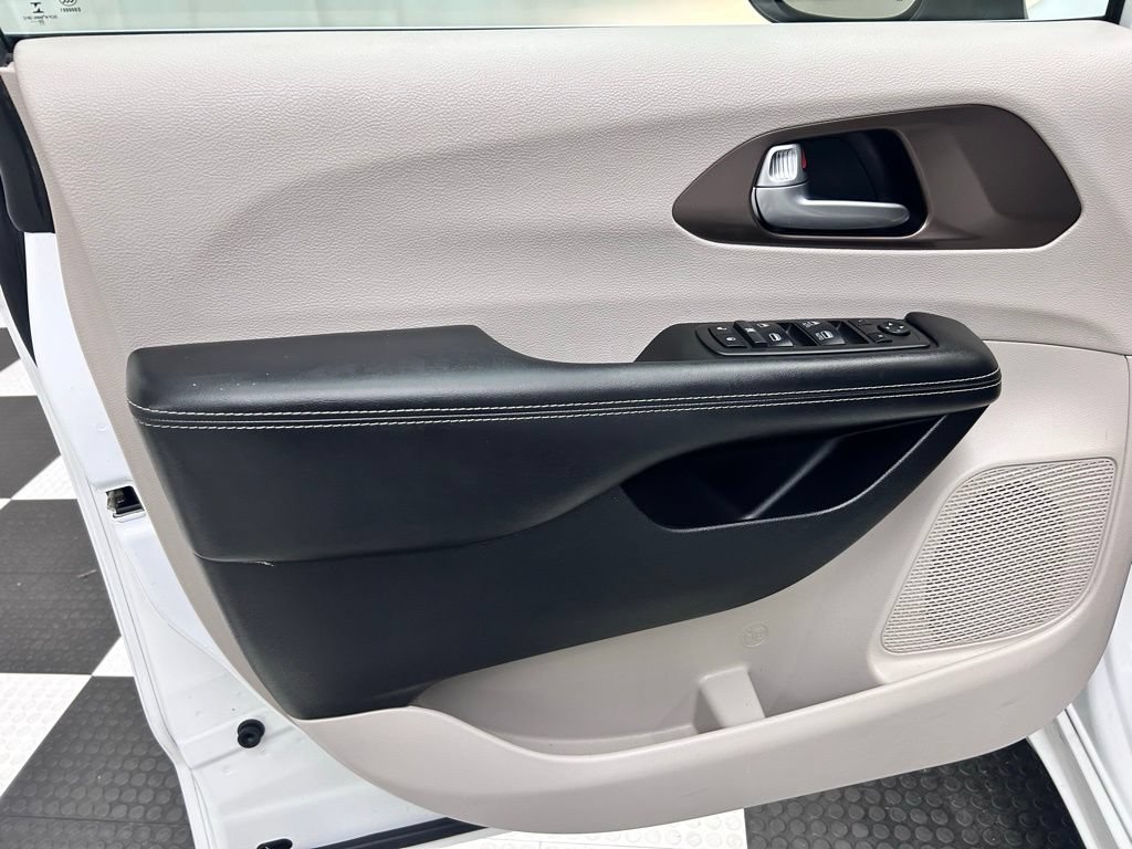 Certified 2021 Chrysler Voyager Lxi FWD image 10
