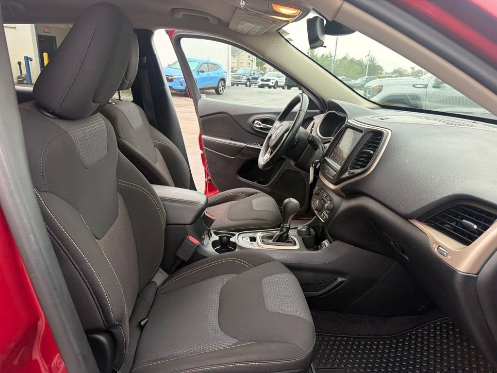 Used 2017 Jeep Cherokee Latitude w/ Cold Weather Group AWD/4WD image 41