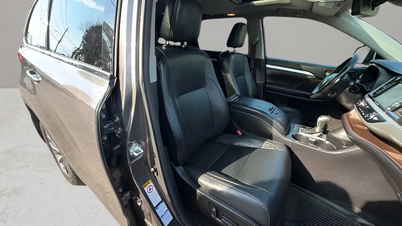 Used 2017 Toyota Highlander XLE image 10