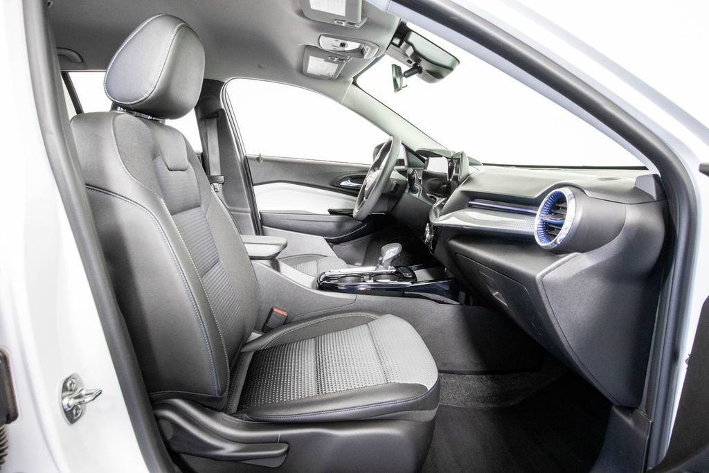 Used 2025 Chevrolet Trax LT image 10