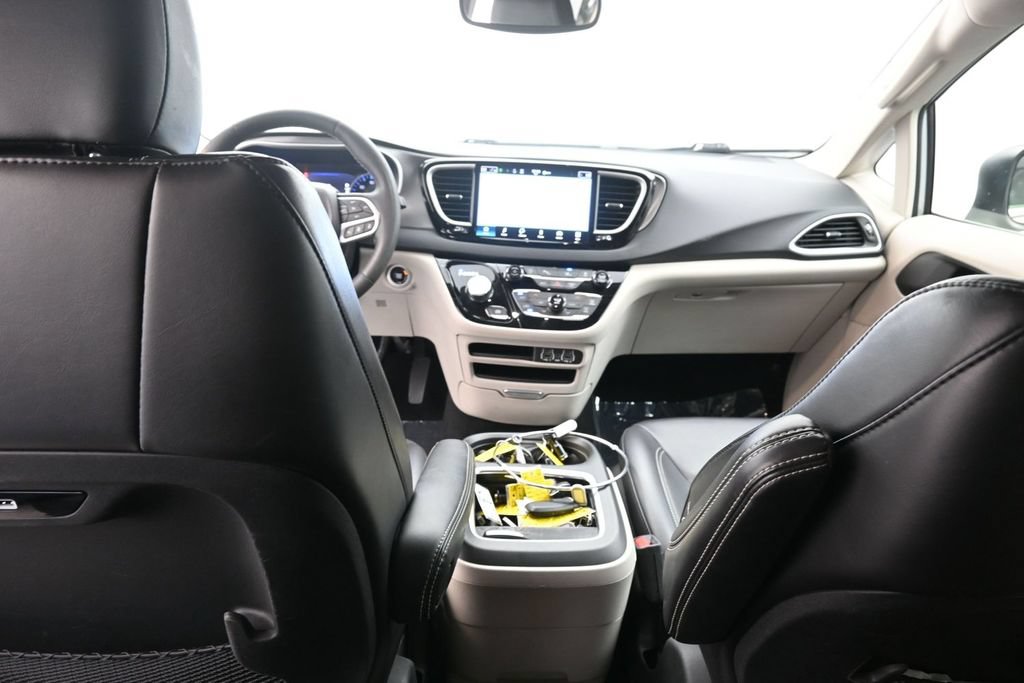 Used 2023 Chrysler Pacifica Touring-L FWD image 15