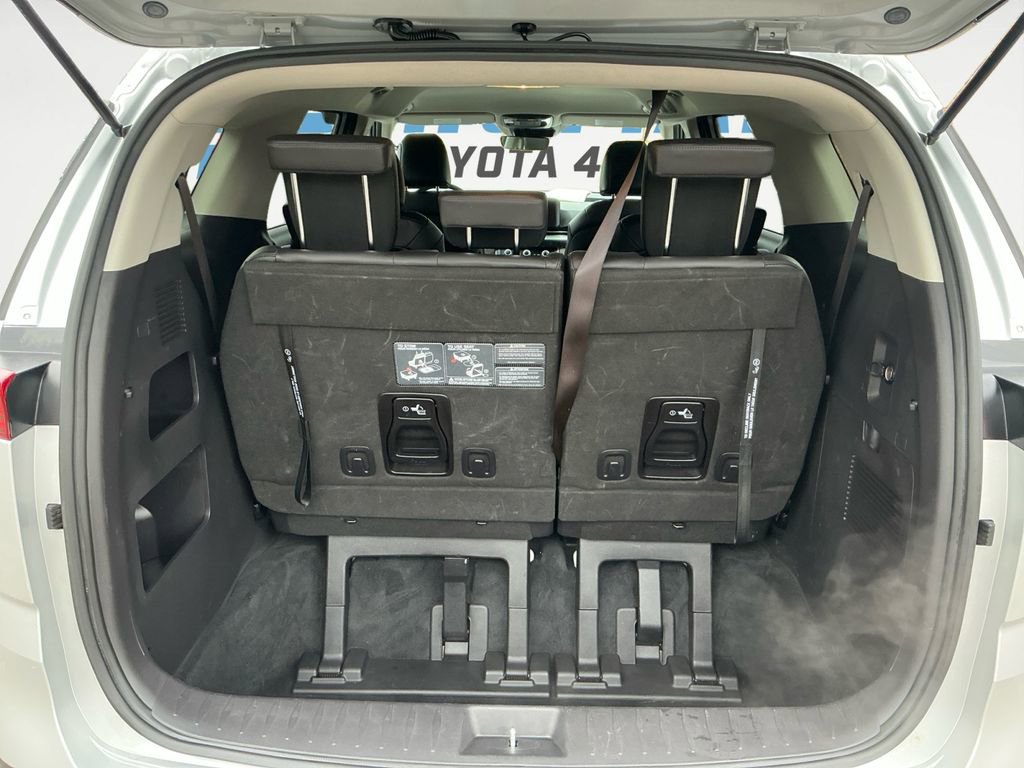 Used 2023 Kia Carnival LX image 17