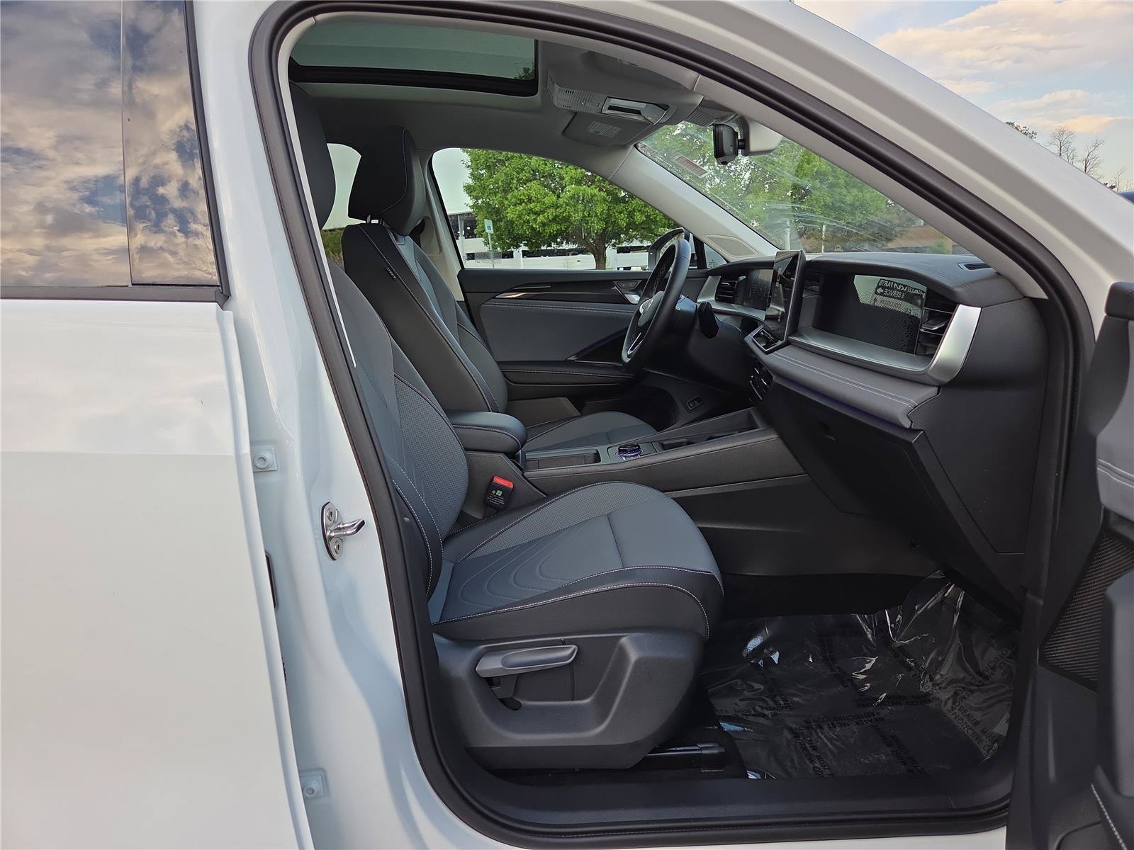 Used 2025 Volkswagen Tiguan SE w/ Panoramic Sunroof Package AWD/4WD image 28