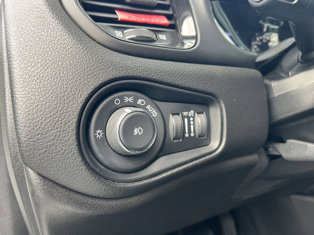 Used 2018 Jeep Renegade Altitude image 18