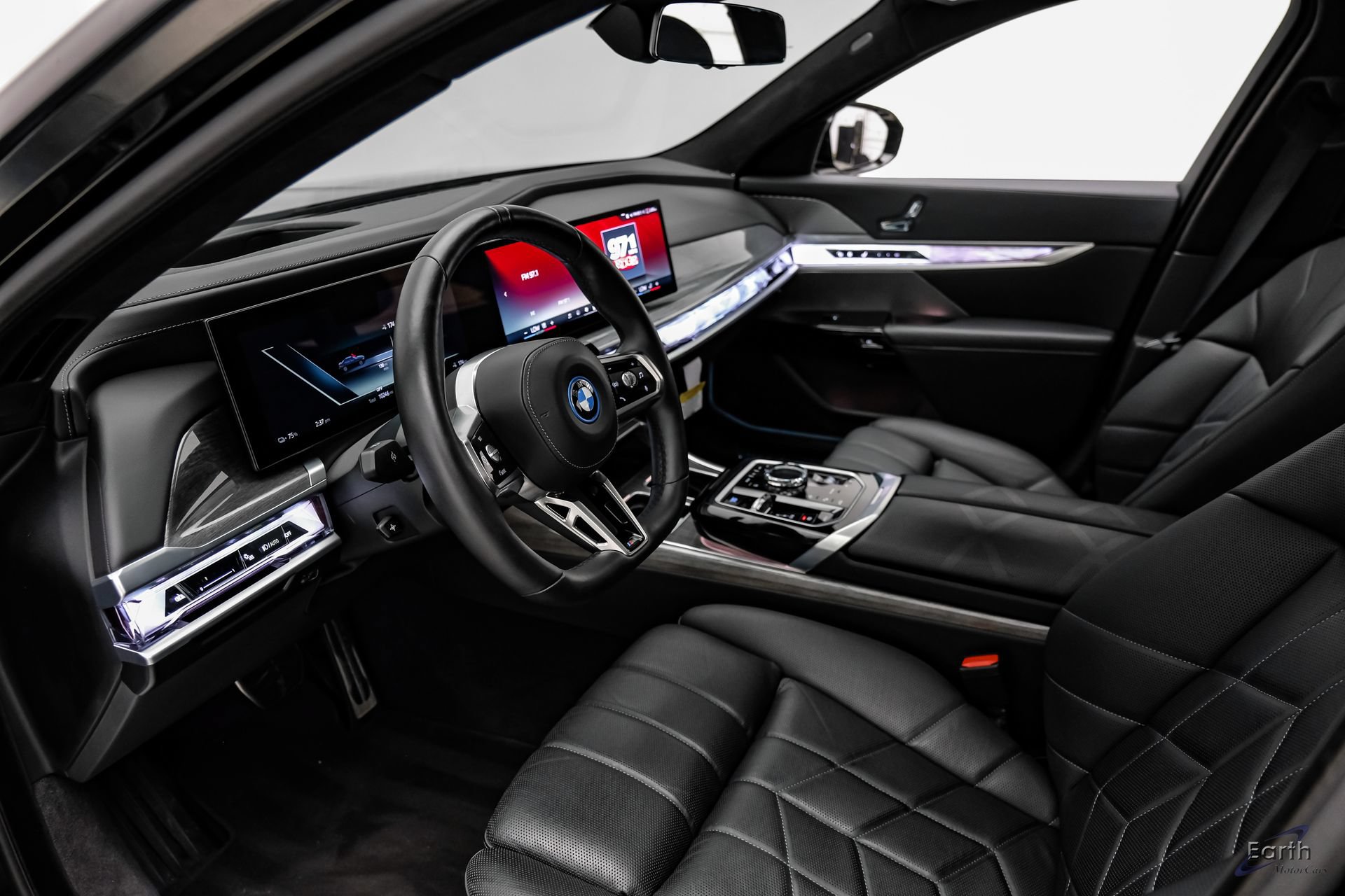 Used 2025 BMW i7 xDrive60 w/ Executive Package AWD/4WD image 3