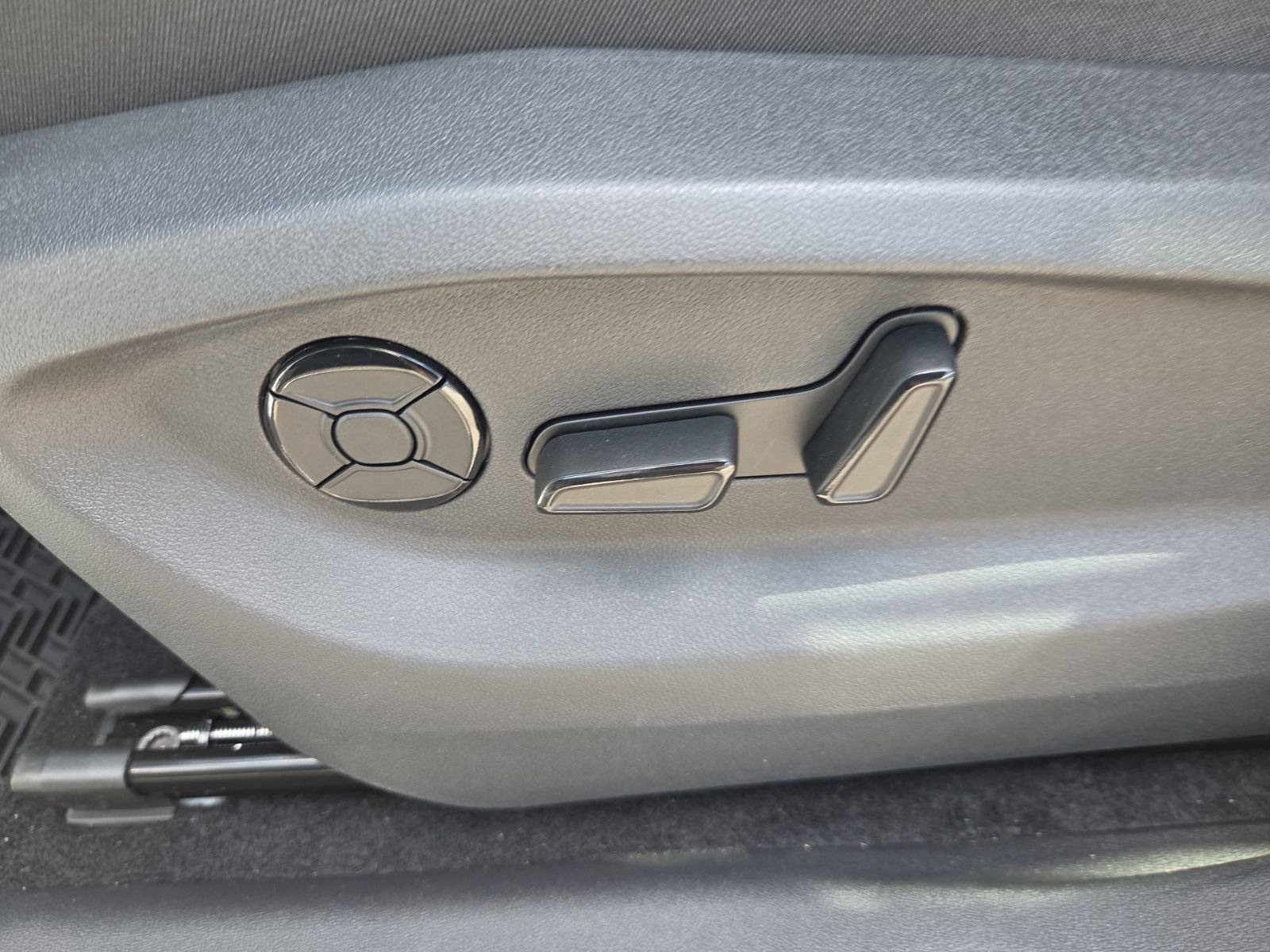 New 2026 Volkswagen Tiguan SE R-Line AWD/4WD image 17