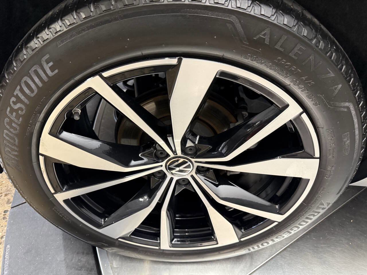 Used 2024 Volkswagen Atlas SEL Premium R-Line image 35