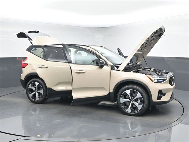 New 2026 Volvo XC40 B4 Plus w/ Protection Package Premier image 53