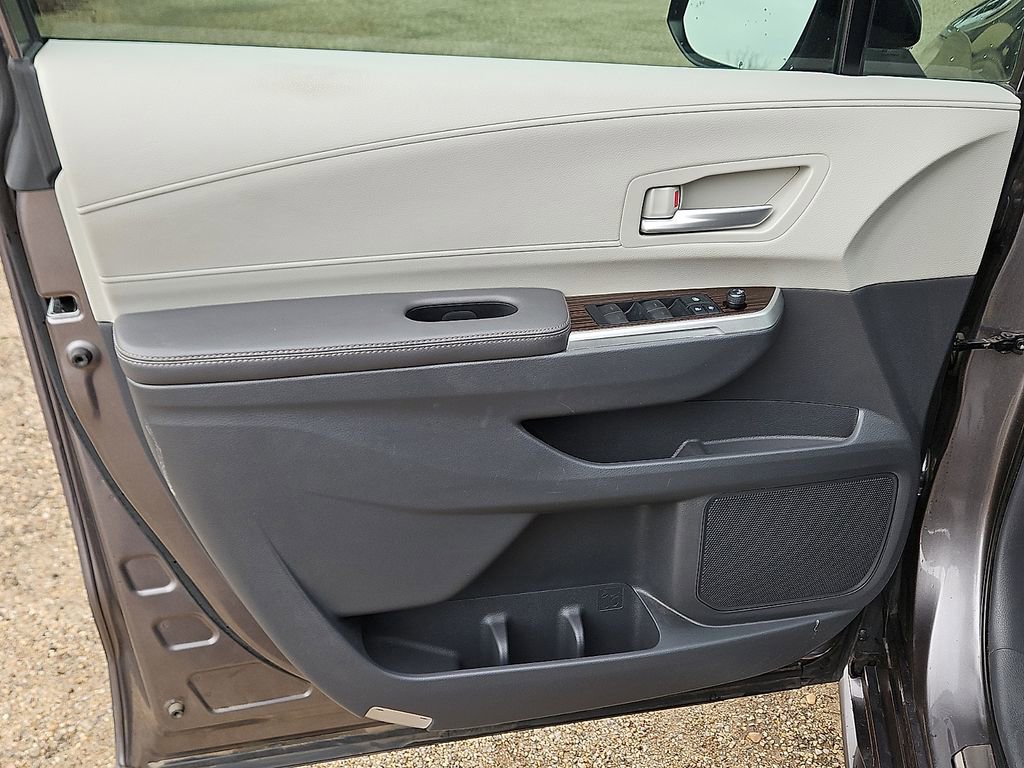 Used 2022 Toyota Sienna XLE w/ XLE Plus Package image 15