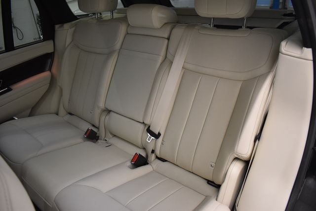 Used 2025 Land Rover Range Rover SE AWD/4WD image 7