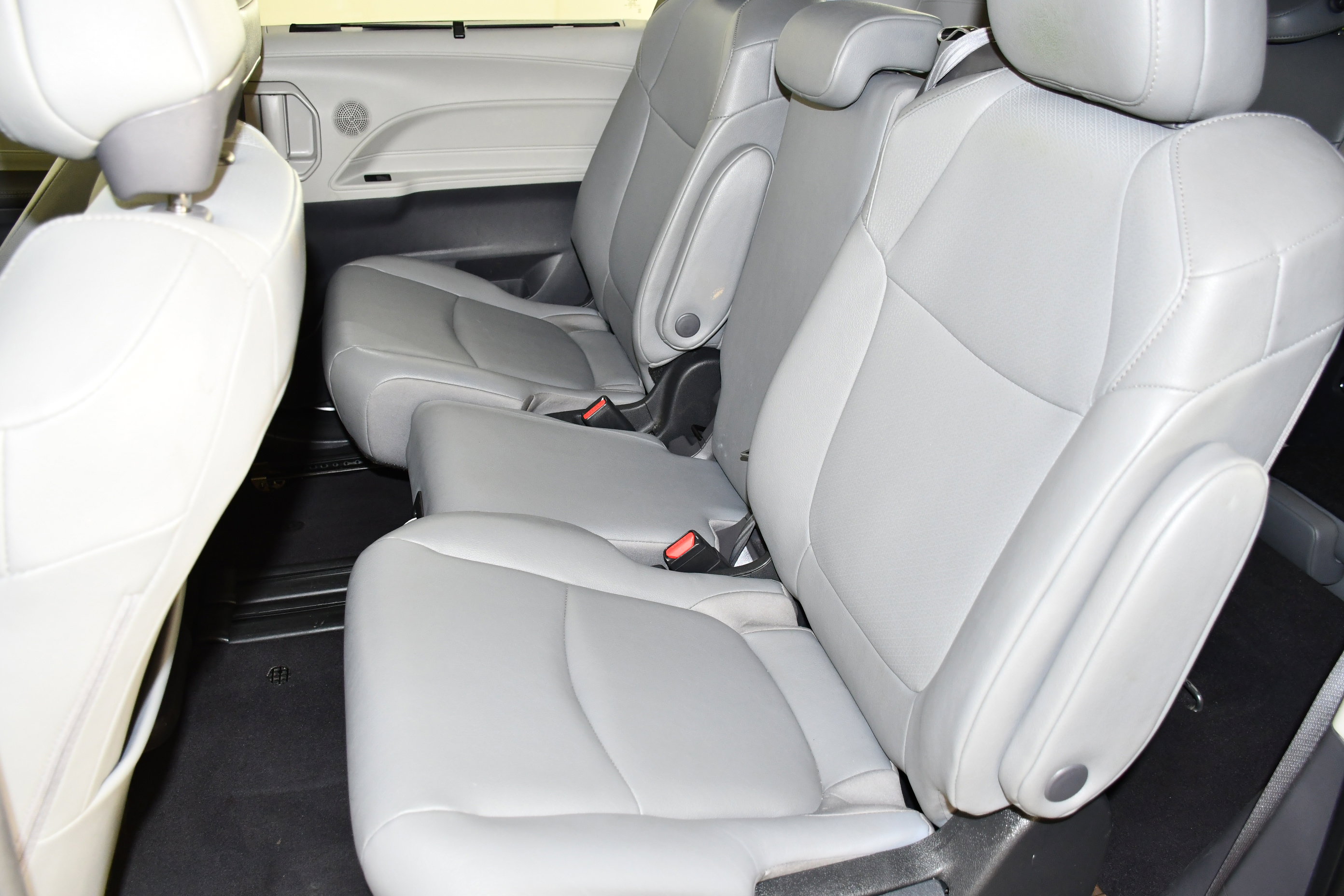 Used 2024 Toyota Sienna XLE image 45