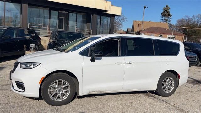 Used 2024 Chrysler Pacifica Touring-L image 21