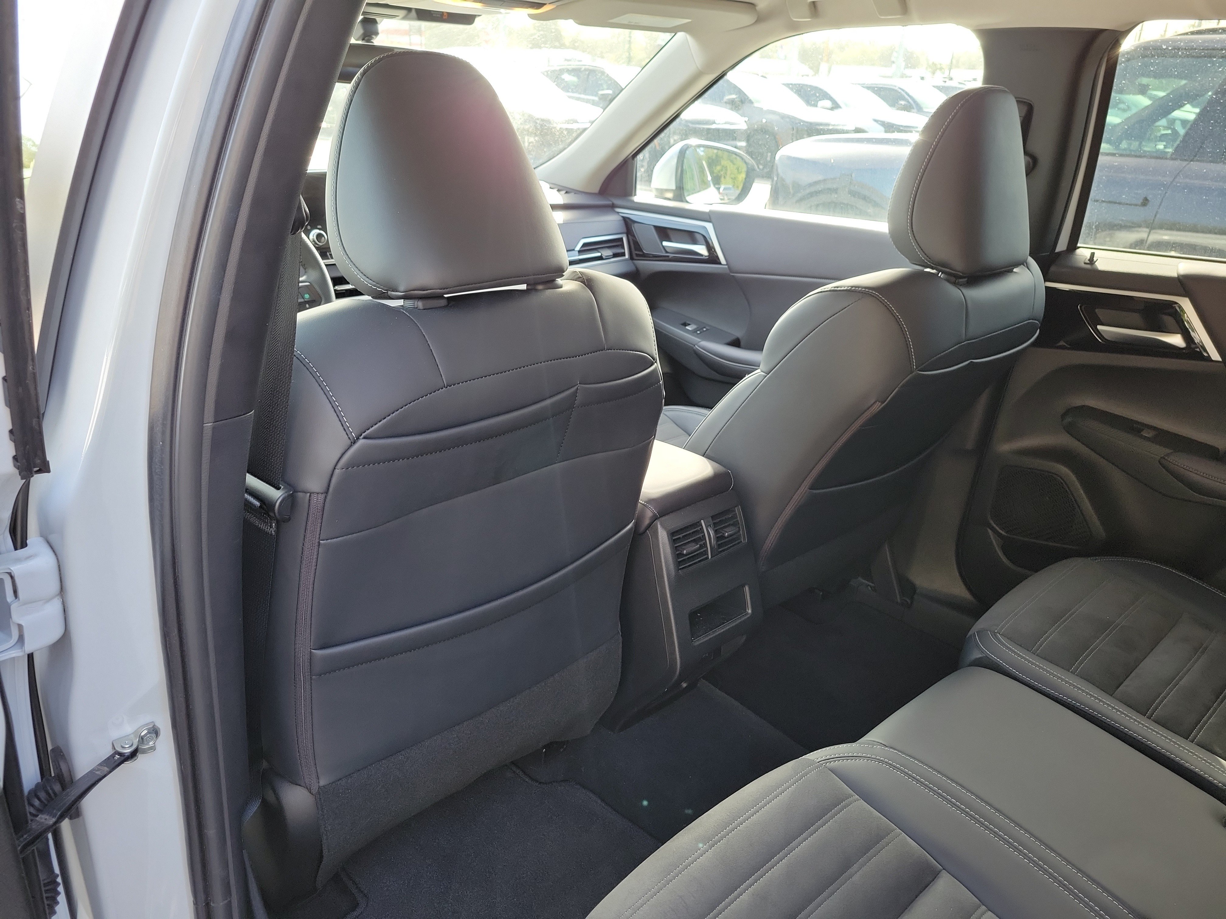 Used 2023 Mitsubishi Outlander SE AWD/4WD image 14