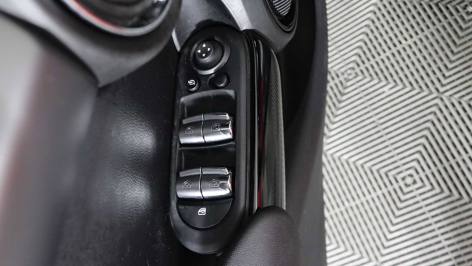 Used 2024 MINI Cooper 4-Door Hardtop FWD image 18