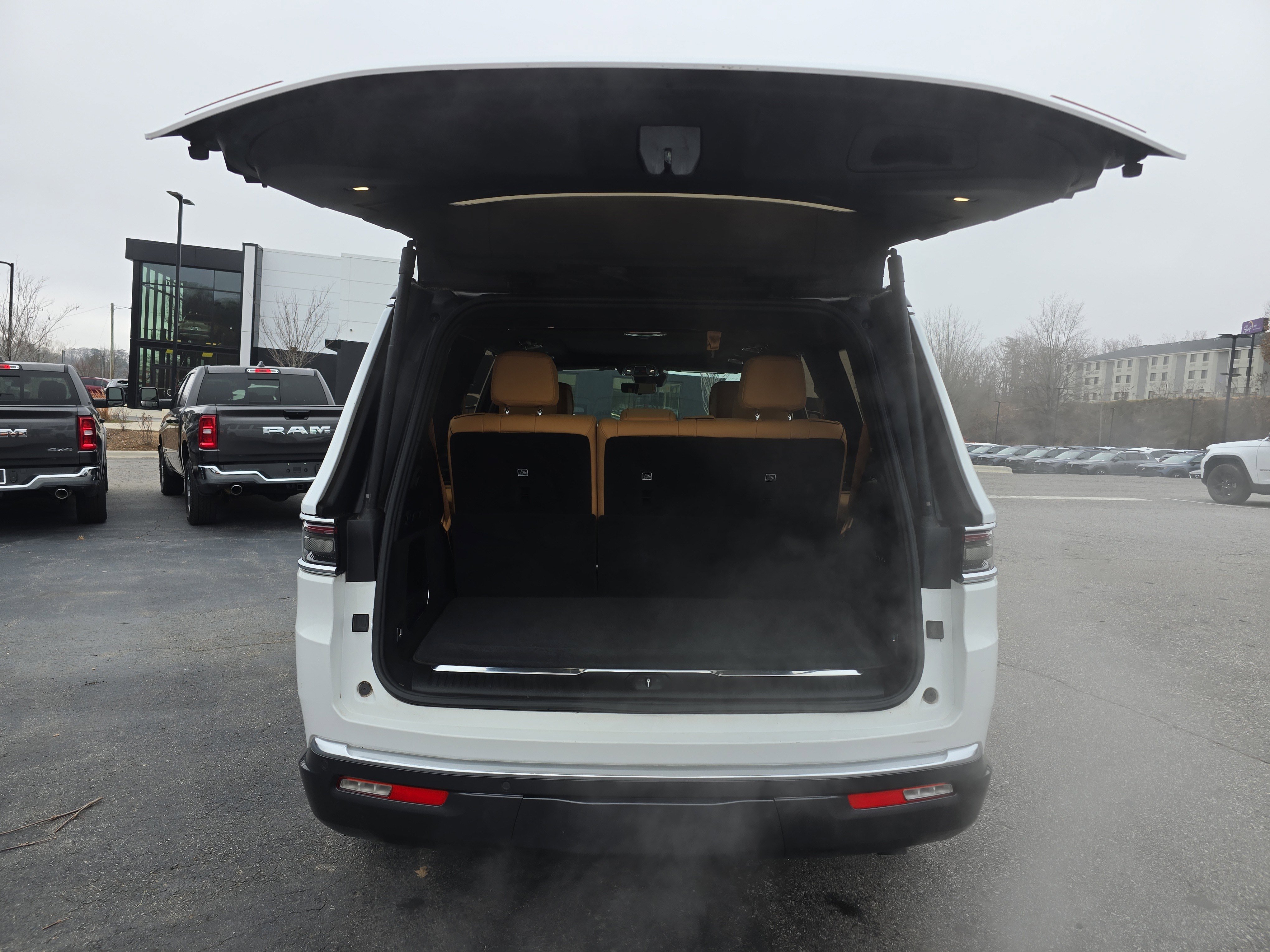 Used 2022 Jeep Grand Wagoneer Series III image 5