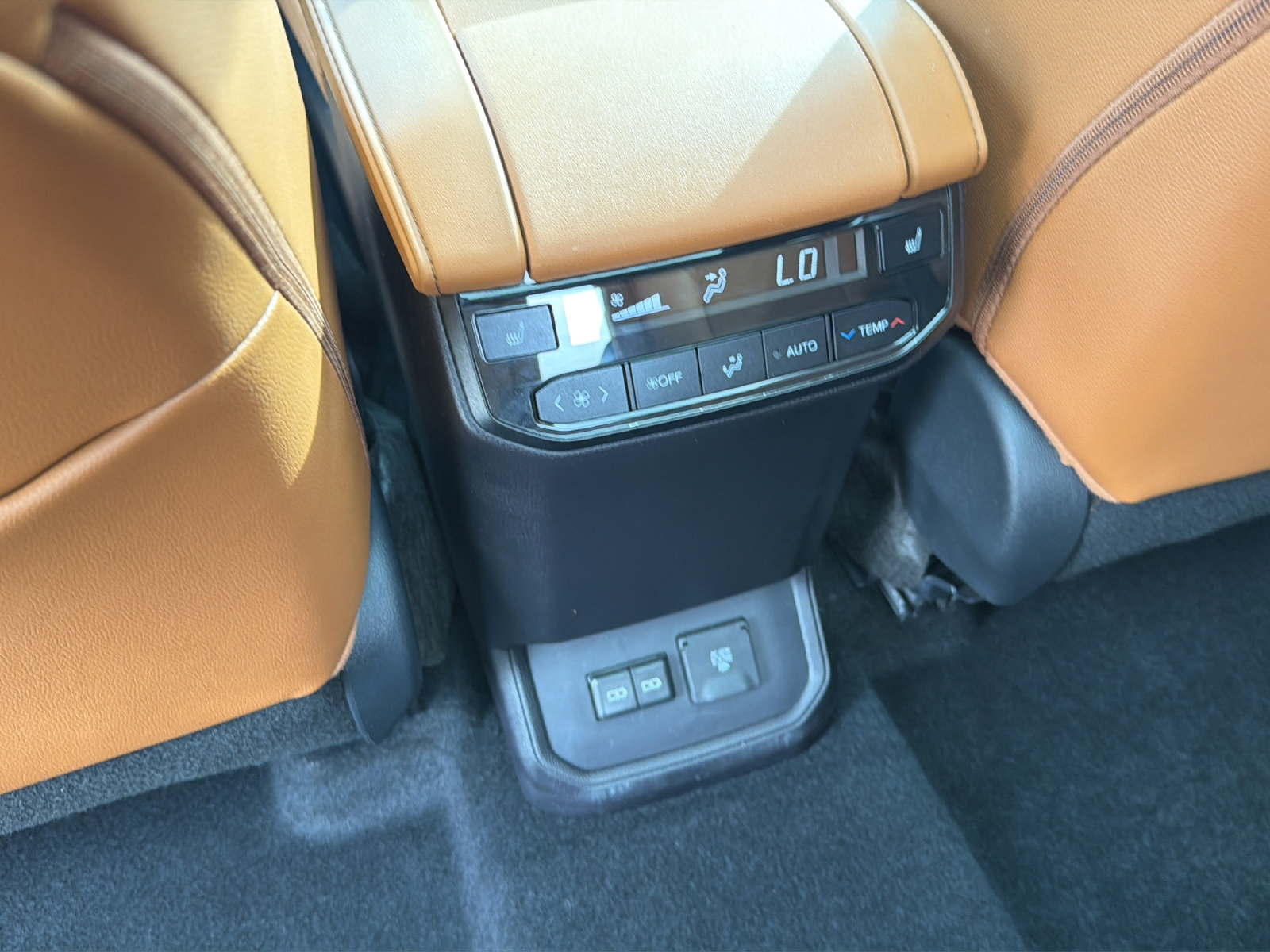 Used 2024 Toyota Highlander Platinum FWD image 38