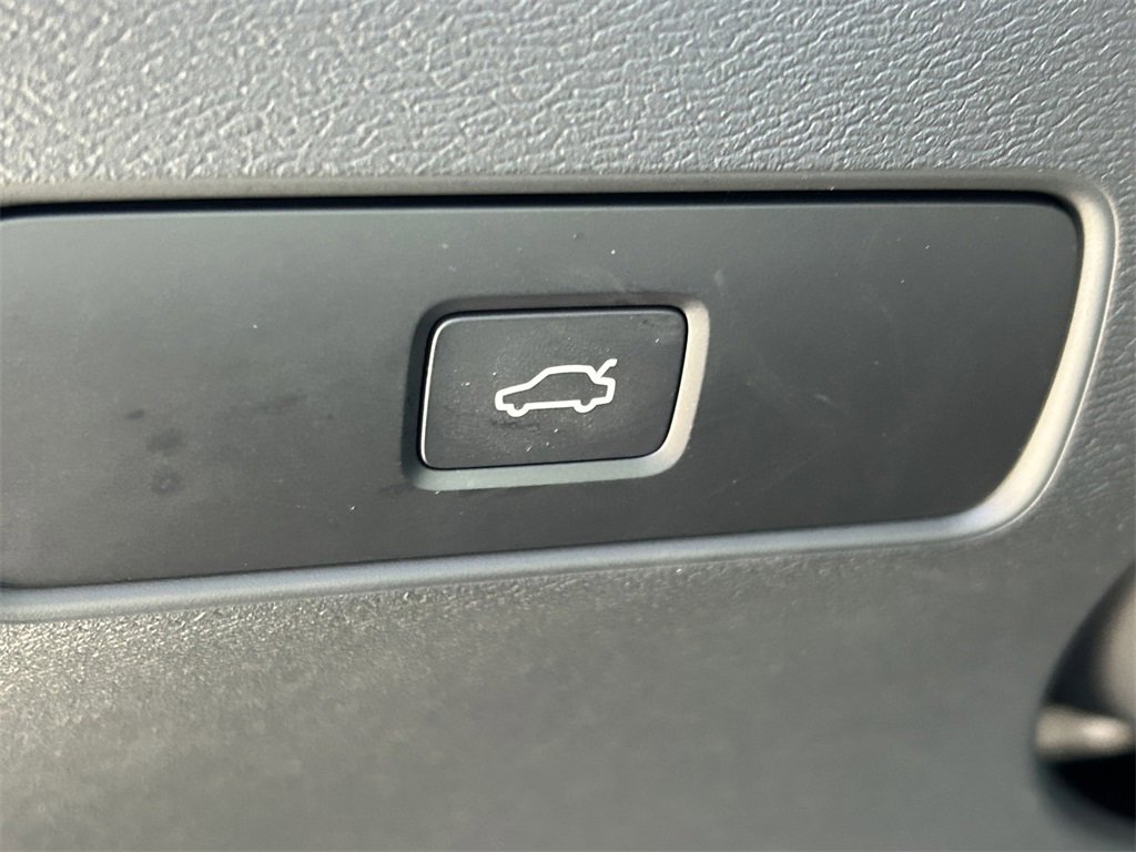 Used 2025 Volvo XC40 B5 Core w/ Protection Package Premier image 26