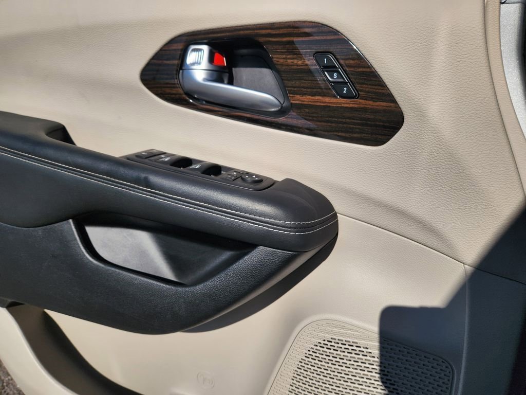 Used 2024 Chrysler Pacifica Limited image 23