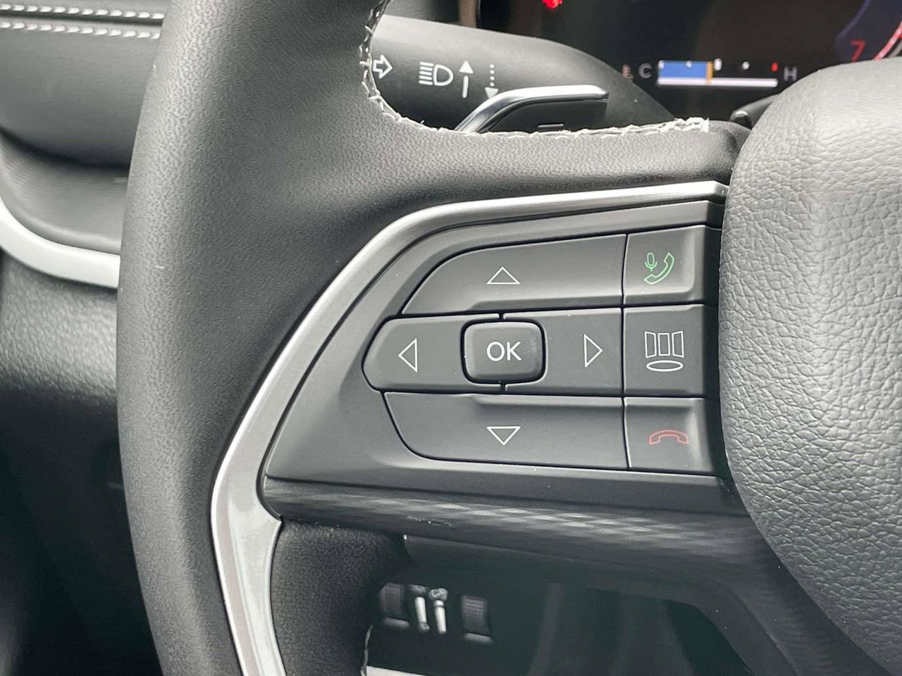 New 2025 Jeep Grand Cherokee Altitude image 14