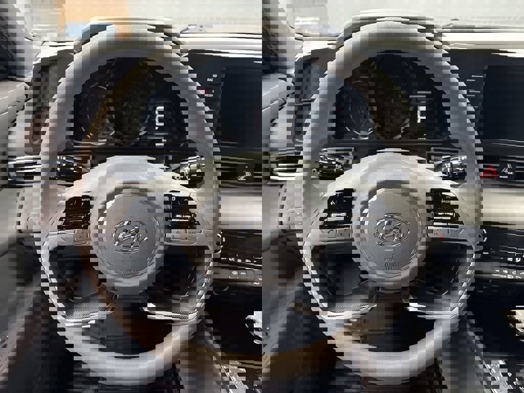 Used 2023 Hyundai Elantra SEL image 33