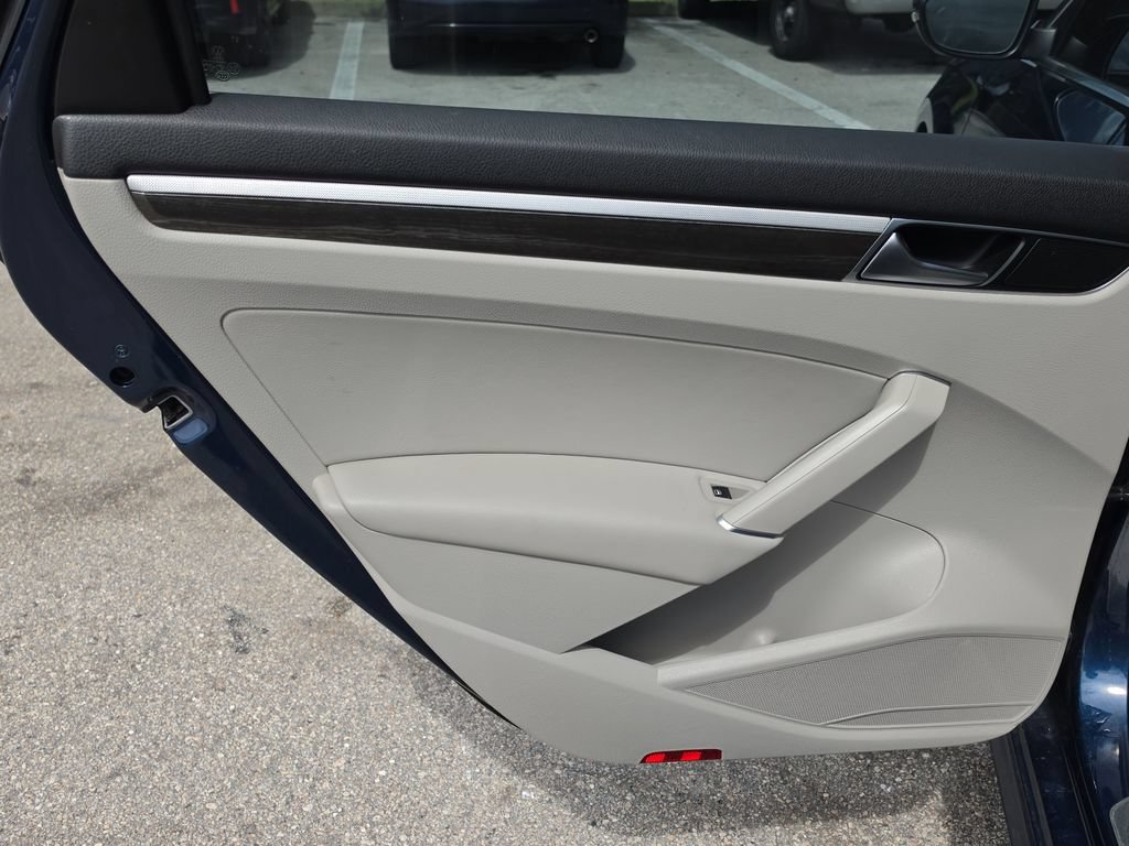 Used 2018 Volkswagen Passat 2.0T SE FWD image 31