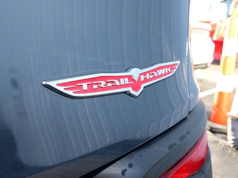 Used 2017 Jeep Cherokee Trailhawk w/ Cold Weather Group image 10