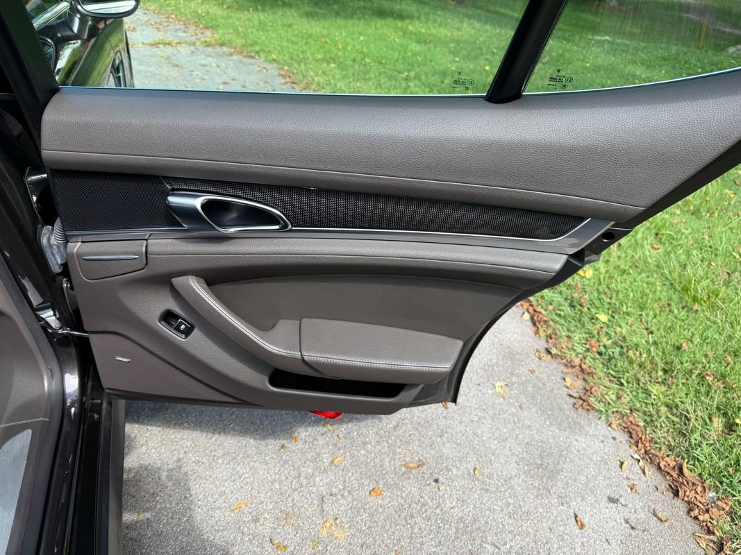 Used 2015 Porsche Panamera 4S image 36