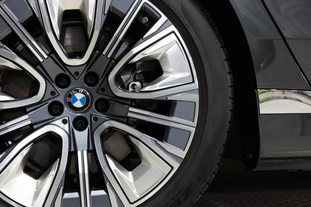 Used 2025 BMW i7 xDrive60 image 24