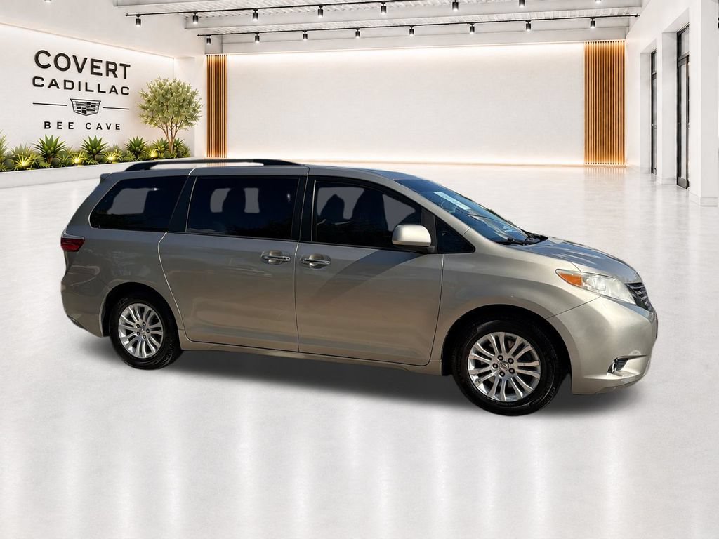 Used 2017 Toyota Sienna XLE w/ XLE Navigation Package FWD image 13