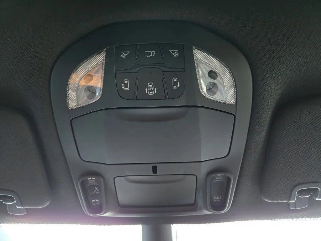 Used 2025 Chrysler Pacifica Limited FWD image 19
