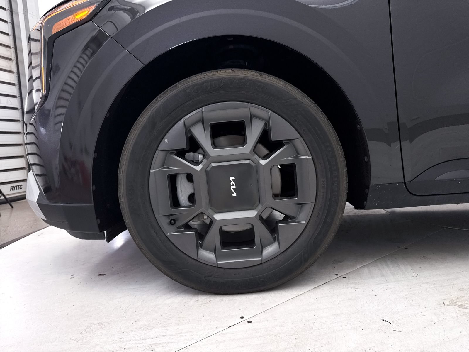 Used 2025 Kia Carnival EX FWD image 15