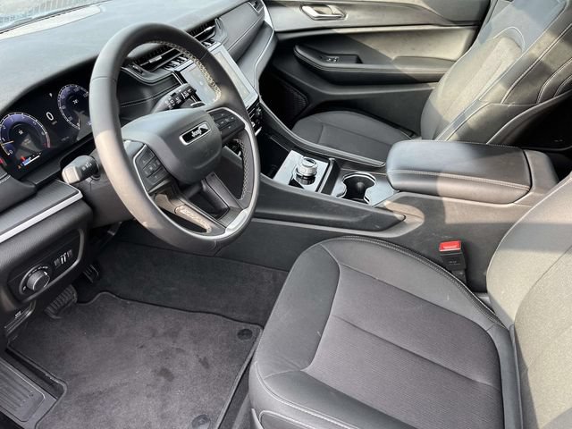 Used 2025 Jeep Grand Cherokee Laredo X AWD/4WD image 25