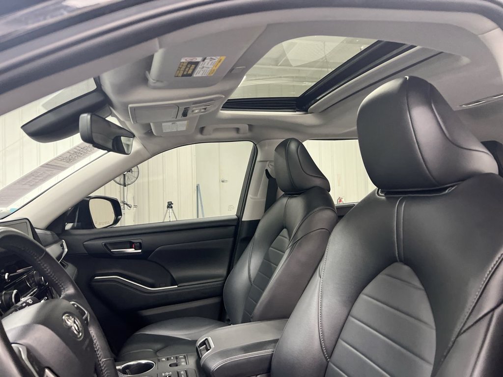 Used 2023 Toyota Highlander XLE AWD/4WD image 19