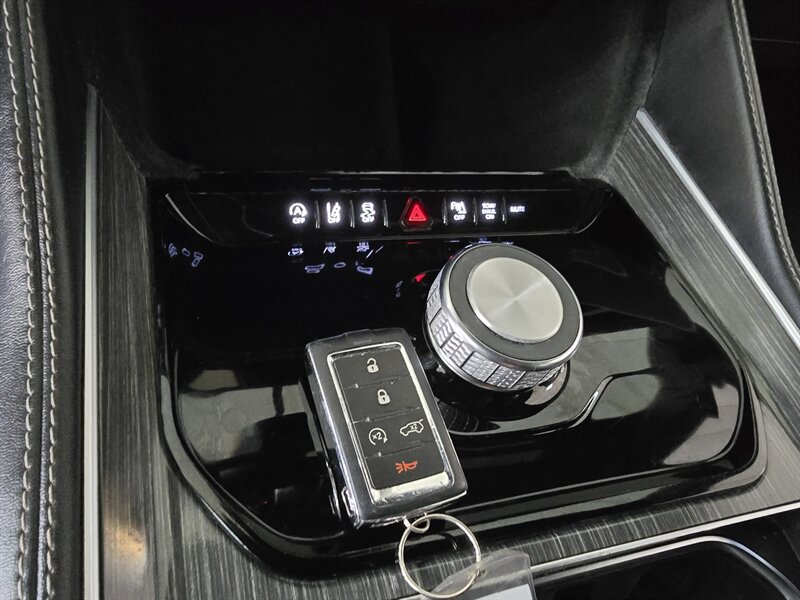 Used 2023 Jeep Wagoneer L Series III RWD image 28