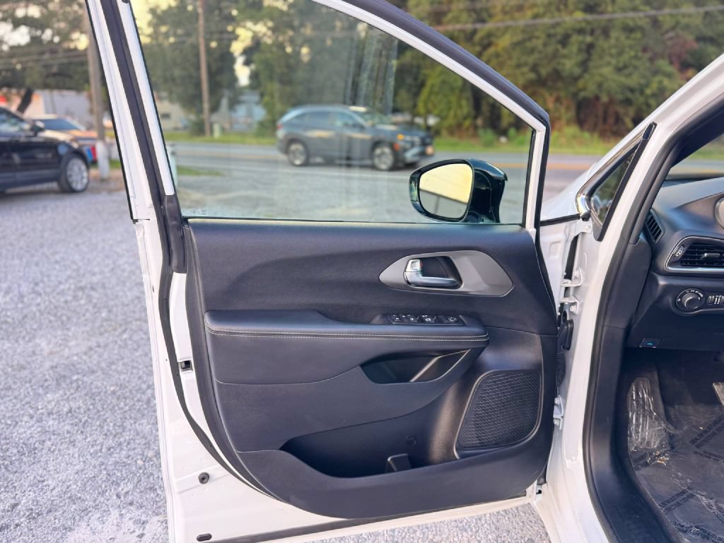 Used 2025 Chrysler Voyager LX FWD image 7