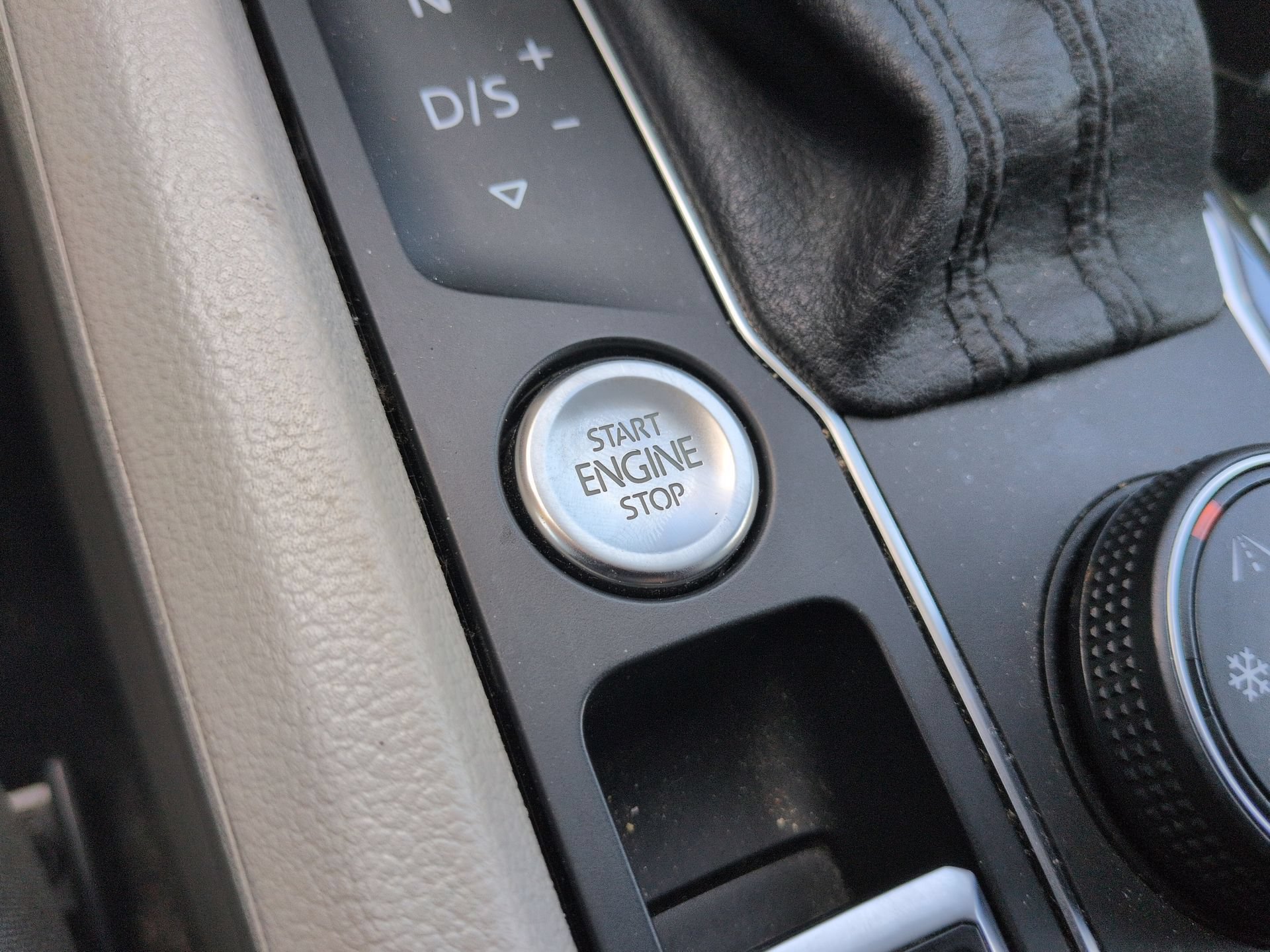 Used 2019 Volkswagen Atlas SEL R-Line AWD/4WD image 17