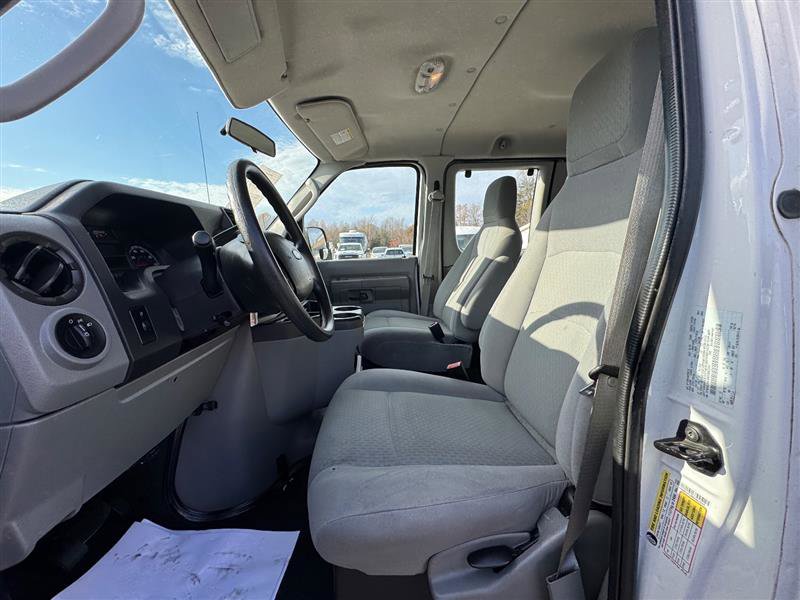 Used 2009 Ford E-350 and Econoline 350 Super Duty Wagon image 35