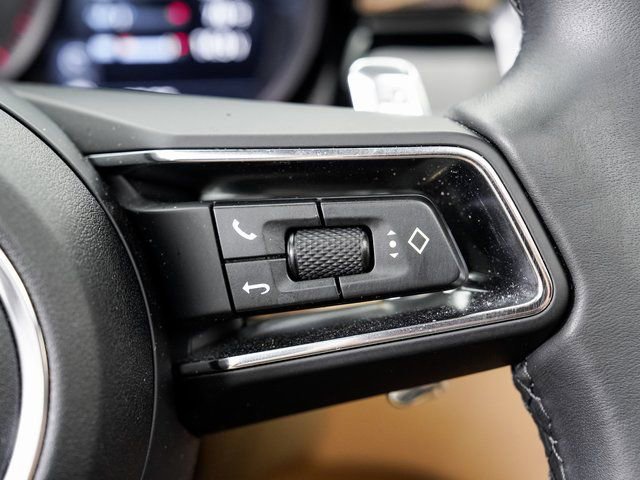 Certified 2025 Porsche Macan image 14