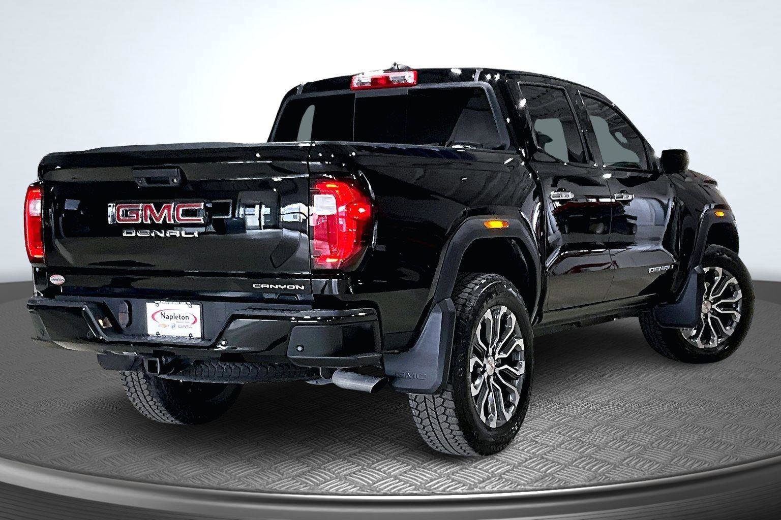 Used 2023 GMC Canyon Denali image 2