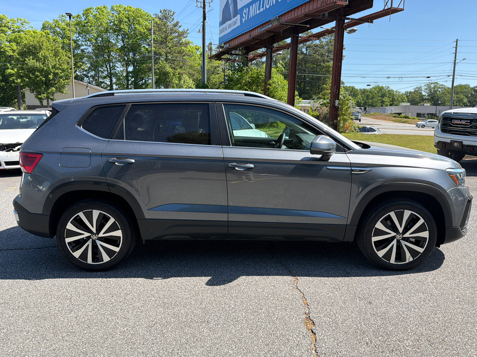 Used 2022 Volkswagen Taos SE w/ Panoramic Sunroof Package image 4
