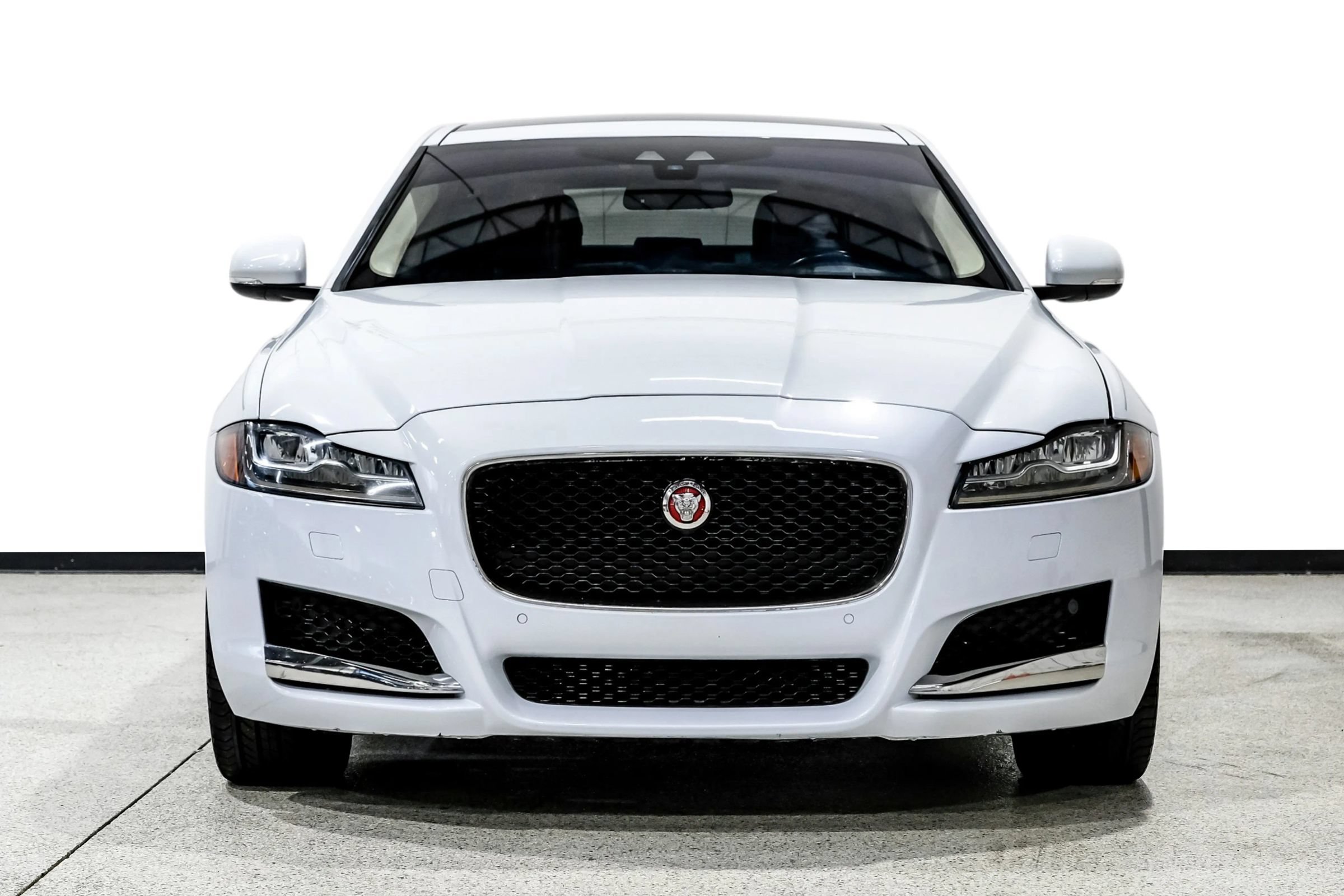 Used 2018 Jaguar XF Portfolio RWD image 3