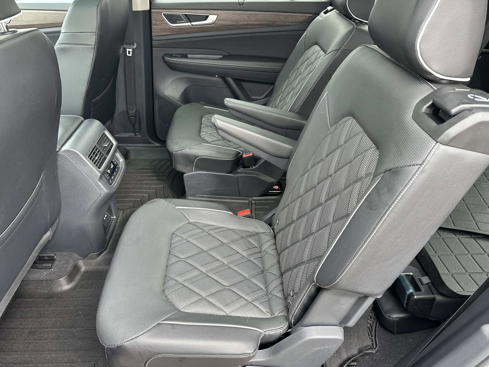 Used 2024 Volkswagen Atlas SEL Premium R-Line image 12