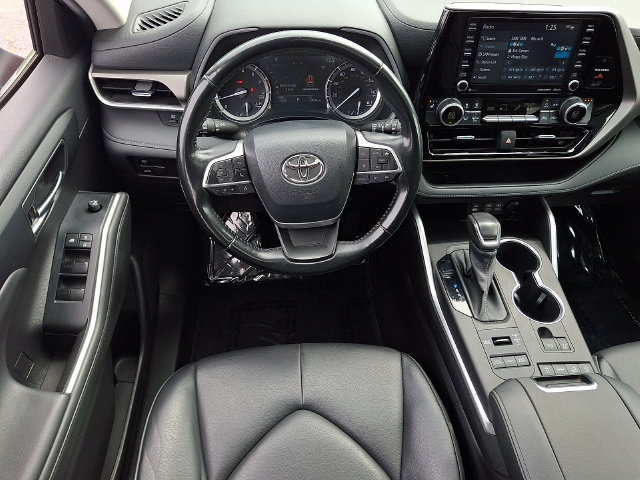 Used 2022 Toyota Highlander XLE AWD/4WD image 7